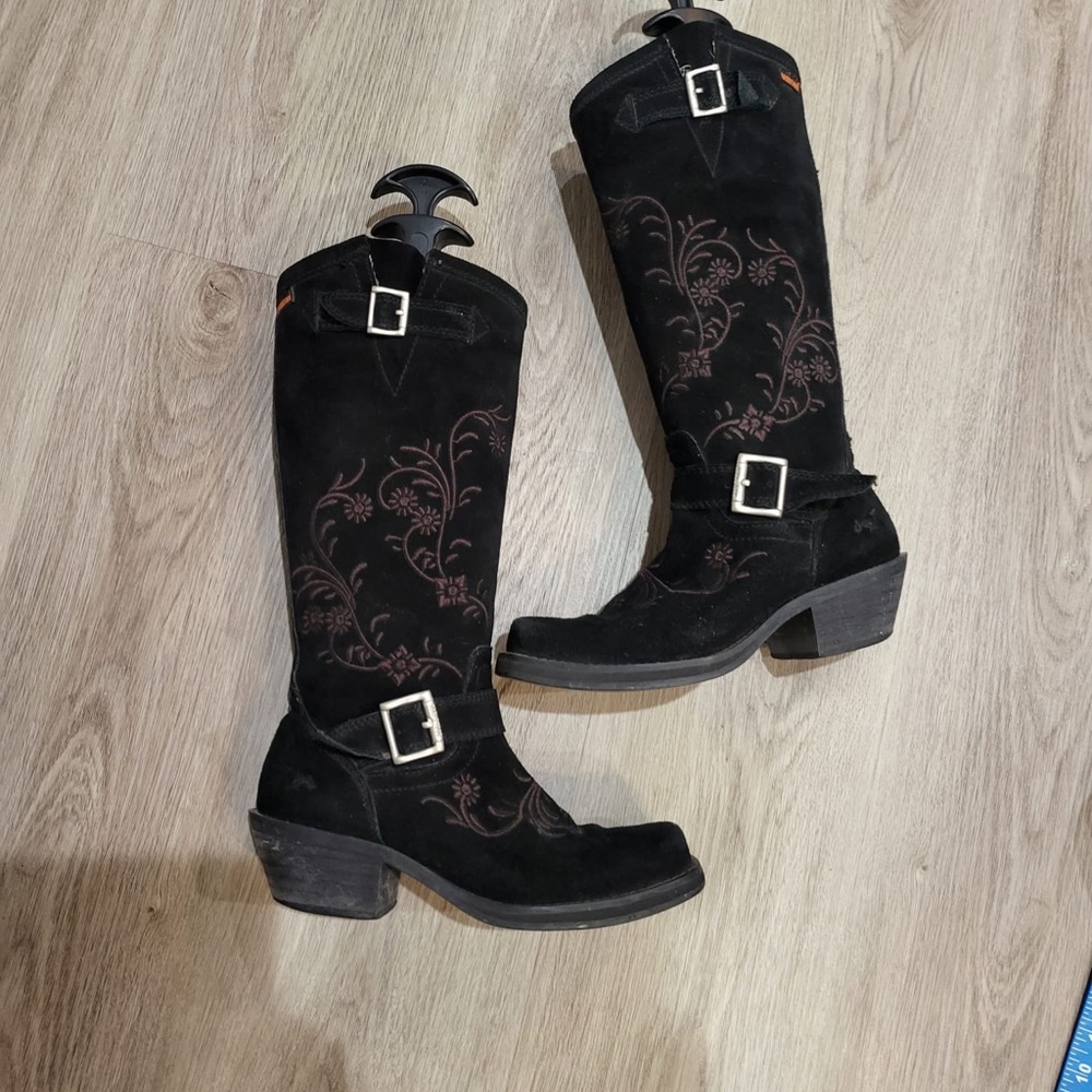 Boots - Picture 3 of 8